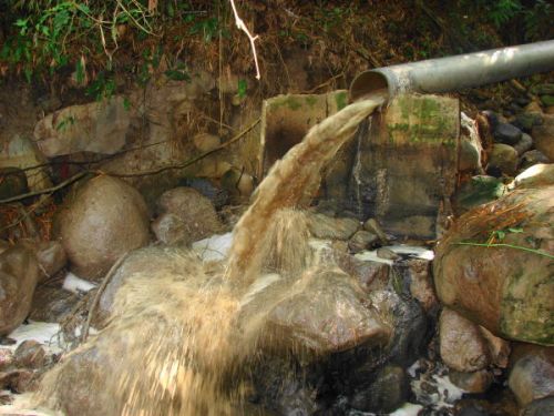 derramamiento de lixiviados aguas fetidas en el rio otún 